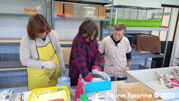 Séance de la pesée pour Roméo par Laetitia et Christine sous l'oeil vigilant de Véronique