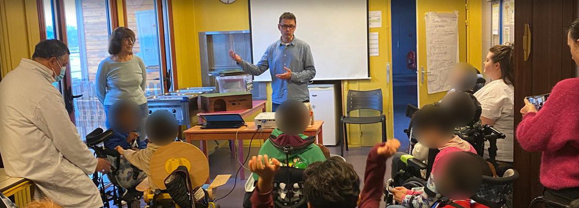 Photo lors de l'intervention de Faune Essonne dans l'Etablissement pour Enfants et Adolescents Polyhandicapés (EEAP) à Vaucresson