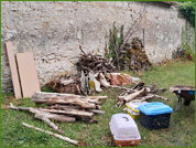 Mise en place d'un nid avec des morceaux de bois, des tuiles et des ardoises