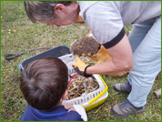 Les enfants peuvent assister aux relâchers, cette démarche les sensibilise sur les animaux qui les entourent et la biodiversité