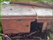 Julien avait préparé l'arrivée de Jules dans son jardin en lui faisant un abri, avec une caisse en bois, isolée du sol, avec des tuiles sur le dessus... Tout est bon pour faire affaire...